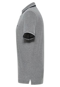 Szary polo z krótkim rękawem, kontrastowy biały kołnierzyk i wykończenia rękawów, wykonany z teksturowanej tkaniny. Posiada prosty dół i boczne rozcięcia.