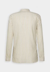 Camicia a righe beige a maniche lunghe con colletto, caratterizzata da righe verticali bianche, polsini con bottoni e una vestibilità comoda.