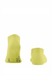 Jasnożółte skarpetki do kostek z prążkowanym ściągaczem, gładką fakturą oraz ciemnoniebieskim tekstem z boku. Dwie pary pokazane z różnych kątów.
