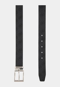 Zwarte riem met patroon, gemaakt van duurzaam materiaal, met een zilveren metalen gesp en meerdere verstelgaten langs de band.