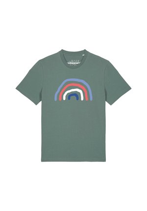 Grünes T-Shirt mit kurzen Ärmeln und einem handgezeichneten Regenbogendesign in Blau, Rot, Weiß und Marine auf der Vorderseite in der Mitte.