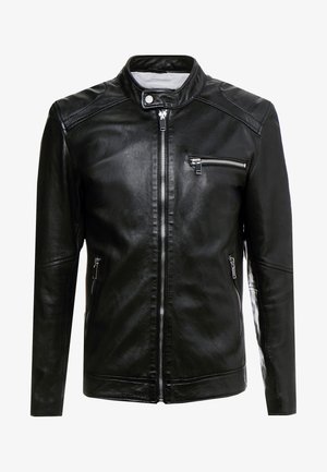 Schwarze Lederjacke mit Stehkragen, Reißverschluss vorne, zwei seitlichen Reißverschlüssen und einer diagonalen Brusttasche. Glatte Textur, taillierte Passform.