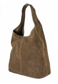 Miękka brązowa torba na ramię z zamszu, z szerokim paskiem i luźnym fasonem. Zawiera widoczne szwy oraz wytłoczone logo na dole.