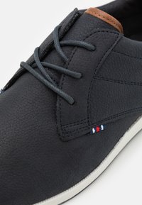 Pier One Chaussures à lacets - dark blue/white