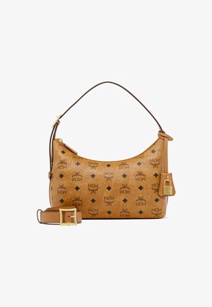 Borsa a spalla in pelle color cuoio con design curvo, pattern logo impresso, dettagli marroni e un lucchetto in tonalità oro con tracolla rimovibile.