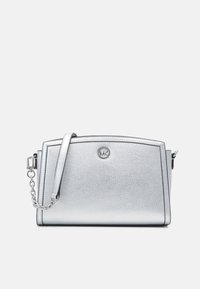 Borsa a tracolla in pelle argentata con forma strutturata, texture in rilievo, tracolla a catena e logo in evidenza sul davanti. Presenta una chiusura con zip.