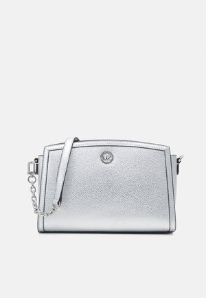 Sac besace en cuir argenté avec une forme structurée, texture embossée, chaîne en bandoulière et un accent de logo à l'avant. Il est doté d'une fermeture éclair.