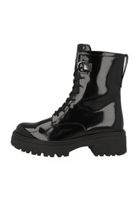 Botas de tobillo de charol negro con cordones en la parte delantera, suela resistente y un pequeño lazo en la parte trasera para facilitar su uso. Diseño de tacón grueso.