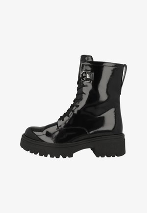 Černé lakované kotníkové boty s šněrováním vpředu, robustní podrážkou a malým poutkem vzadu pro snadné obutí. Design s masivním podpatkem.