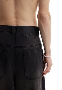 FAVELA HEAVY BAGGY DISTRESSED DIRT WASH UNISEX - Platūs džinsai - black washed