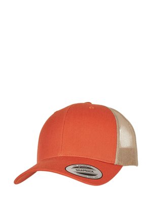 Oranž snapback müts, millel on ühtlane esiosa, beež võrkkrae tagaosa ja ümmargune silt visiril, millel on kaubamärgi nimi ja logo.