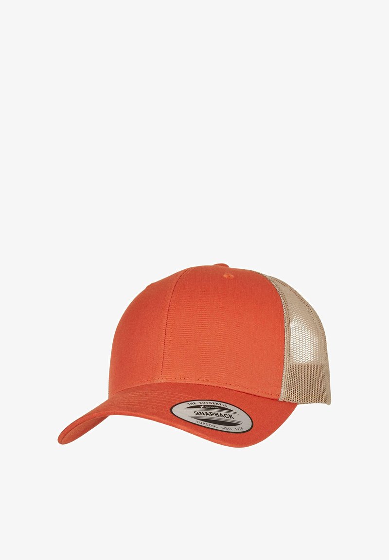 Oransje snapback caps med en solid front, mesh-beige rygg og en rund etikett på visiret som viser merkenavnet og logoen.