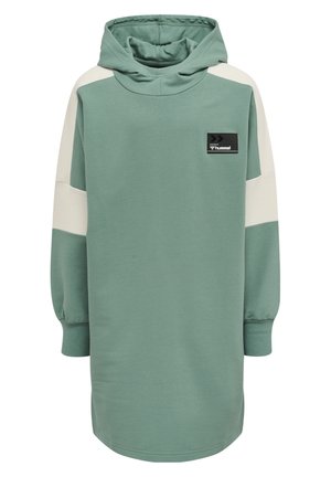 Hoodie-Kleid in gedämpftem Grün mit cremefarbenen Color-Blocking-Ärmeln. Hat ein Logo-Patch auf der Vorderseite und besteht aus einem weichen, strukturierten Stoff.
