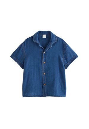 Kortærmet blå denim skjorte med krave og fire træknapper foran, lagt fladt på en hvid baggrund.