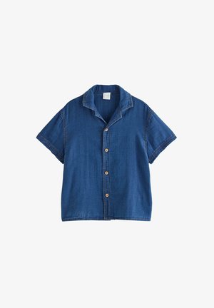 Kortærmet blå denim skjorte med krave og fire træknapper foran, lagt fladt på en hvid baggrund.