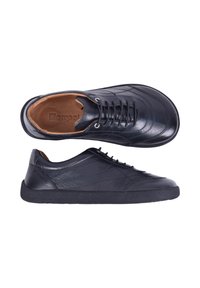 Chaussures casual en cuir noir à lacets avec semelle texturée, présentées en vues de dessus et de côté sur fond blanc.
