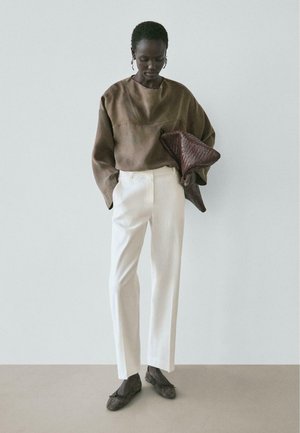 - Spodnie materiałowe