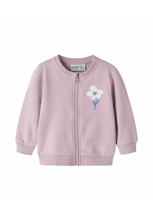 Lichtpaarse babyjas met ritssluiting aan de voorkant en een kleine witte bloemafbeelding op de linkerborst.