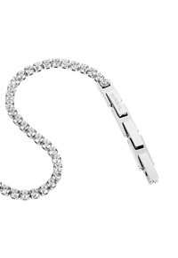 Silver armband med klara, fyrkantigt slipade kristaller och ett stilrent, rektangulärt lås. Slät, polerad metall med en glittrande finish.