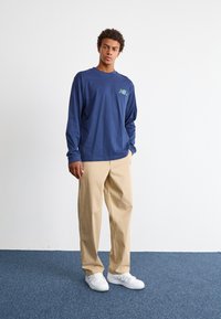 New Balance ATHLETICS STANDARD PANT - Hlače - stoneware