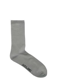 Grijze sneakersok gemaakt van zacht materiaal, met een geribbelde textuur en een bedrukt logo in donkergroen nabij de teen. Klassiek ontwerp, veelzijdige kleur.