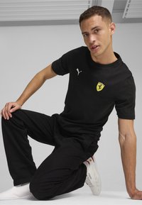 Puma SCUDERIA FERRARI RACE COLOUR SHIELD - Potiskana majica - black