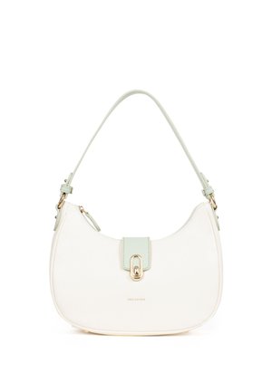 Sac à main en cuir blanc avec une forme incurvée, des accents vert menthe et un fermoir en métal doré. Comprend une bandoulière réglable.