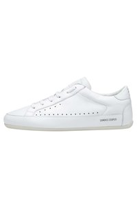 Sneaker in pelle bianca con punta arrotondata, design minimalista e dettagli traforati lungo il lato. Presenta una suola in gomma bianca e marchio.