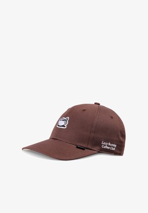 Brązowa czapka z daszkiem z białym kubkiem do kawy i wzorem szkieletu z przodu oraz haftem "Lazy Sunday Coffee Club" z boku.