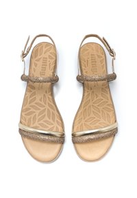 Dos sandalias con una plantilla marrón que presenta un patrón de hojas. Las correas superiores son de bronce metálico con detalles dorados, y tienen un hebilla ajustable en el lateral.