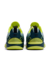 Grüne und marineblaue Sportschuhe mit Mesh-Einsätzen und einer strukturierten Sohle. Mit einem schwarzen Zuglasche und reflektierenden Akzenten an der Ferse ausgestattet.