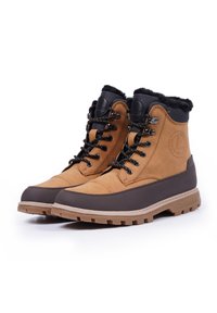 Tannfarbene und dunkelbraune wasserdichte Stiefel mit einer strukturierten Lederoberfläche, schwarzen Schnürsenkeln, einem Fleece-Kragen und einer robusten Gummisohle mit Rillen.