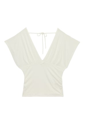 Blusa blanca de manga corta con escote en V profundo, mangas anchas y un cordón atado en la parte trasera del escote.