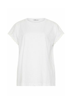 Hvid T-shirt med korte ærmer og bølget, udskåret blonderdetalje på ærmerne samt rund halsudskæring.