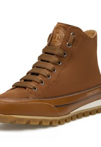 Sneaker alta in suede marrone con punta rotonda, finitura testurizzata, suola in gomma beige, occhielli in metallo e accento con marchio sul lato.