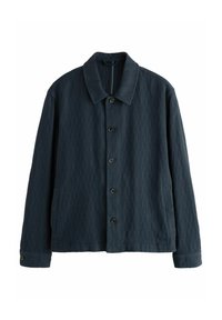 Chaqueta azul oscura con una tela texturizada de canalé, con cuello, cierre de botones en la parte delantera y dos bolsillos laterales.