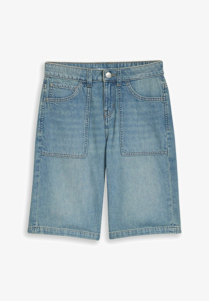 Shorts en denim bleu clair avec poches plaquées à l'avant, fermeture par boutons, passants pour ceinture et coupe droite décontractée.