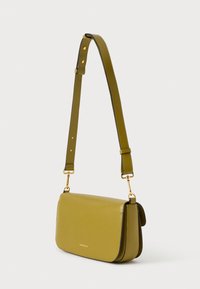 Olijfgroene leren crossbodytas met verstelbare riem en goudkleurige hardware, rechthoekige vorm met klepsluiting.