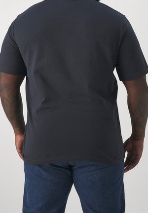 T-shirt met korte mouwen in donkergrijs, gemaakt van katoen. Heeft een ronde hals en een ontspannen pasvorm, met een gladde textuur en zonder zichtbare prints.