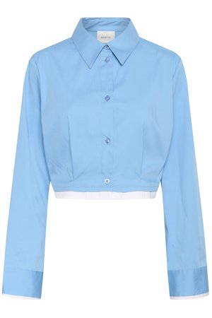 Κοντοκομμένο ανοιχτό γαλάζιο πουκάμισο με μακριά μανίκια, μυτερό γιακά και λευκή επένδυση στο τελείωμα και τα μανίκια.