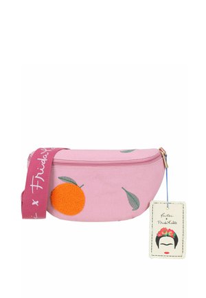 Marsupio in tessuto rosa con motivi di foglie arancioni e verdi, una tracolla rosa con testo bianco e un'etichetta con volto stilizzato di Frida Kahlo.