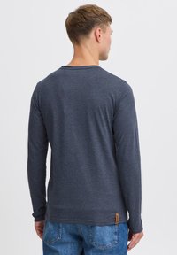 Solid RUNDHALS VOLKO - Topper langermet - mottled blue