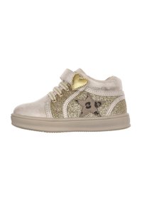 Scarpe da ginnastica glitterate argento e oro con un cuore dorato decorativo, motivo a stelle e suola beige. Presentano lacci e una fascia in velcro.