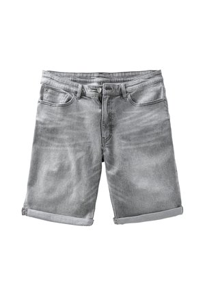 Graue Jeansshorts mit aufgerollten Säumen, vorderer Knopfleiste, Reißverschluss und fünf Taschen, flach auf weißem Hintergrund gezeigt.