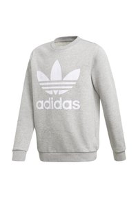 Šedá mikina z měkké látky, s velkým bílým logem Adidas a třemi vodorovnými pruhy. Kulatý výstřih s žebrovanými manžetami.