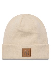 Berretto in maglia color crema con risvolto, dotato di una patch quadrata in pelle con logo impresso. Texture morbida e design semplice per il calore.