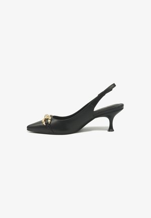 Zwarte leren slingback kittenheel met puntige neus en gouden kettingdetail aan de voorkant, tegen een witte achtergrond.