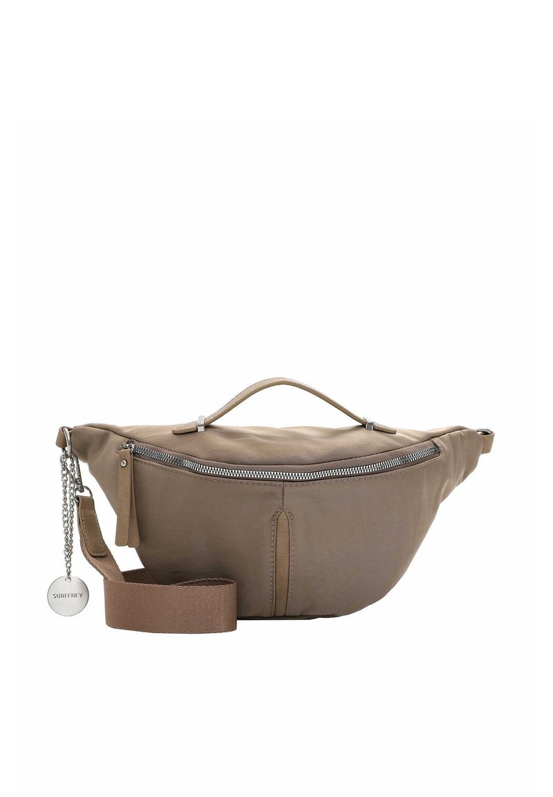 Marsupio di stoffa marrone con zip superiore, manico laterale e tracolla removibile. Presenta un accento a catena con un'etichetta tonda.