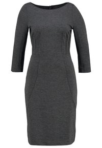 Šedé šaty po kolena s kulatým výstřihem a tříčtvrtečními rukávy. Obsahují přiléhavý korzet a boční kapsy. Hladká textilie.