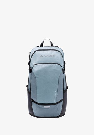Zaino di colore blu chiaro con accenti scuri, caratterizzato da tessuto testurizzato, diverse tasche con zip e spallacci regolabili per il comfort.